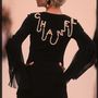 Gyöngyökkel kirakott Chanel feliratos pulóver Linda Evangelistán 1991-ben.


