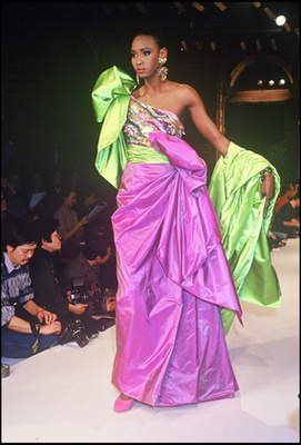 Ujjatlan Versace póló Gisele Bundchenen a divatház 1999-es haute couture bemutatóján.


