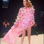 Rózsaszín ruha a Givenchy 1992-es haute couture showján.


