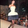 Linda Evangelista vörös hajjal vonult a Chanel haute couture kifutóján 1992-ben.


