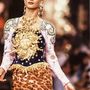 Állatminta és keleties hatás az 1989-es Christian Lacroix haute couture bemutatón.


