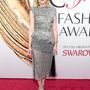 Kirsten Dunst ezüst ruhában pózolt a 2016-os CFDA vörös szőnyegén.