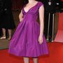 Mélyen dekoltált lila Oscar de la Renta ruha A másik Boleyn lány című film berlini bemutatóján 2008-ban.



