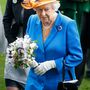 II. Erzsébet királynő az ascoti derbi harmadik napján kékbe és narancsszínbe öltözött.