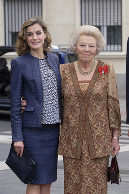 Merész és friss hatást keltett ebben a kamu krokodilbőr kosztümben, amiben éppen a 78 éves Beatrix holland királynőt ölelgeti a madridi Prado múzeum előtt.



