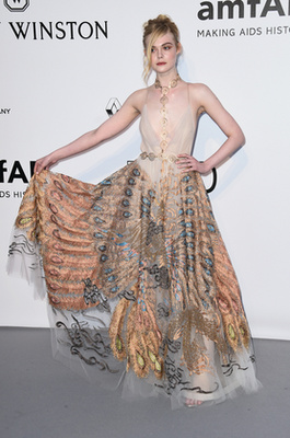 Kövekkel díszített Alexander McQueen ruha a Jimmy Fallon show forgatásán, New Yorkban.
