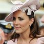 Tökéletesen passzolt a Jane Corbett féle kalap ehhez a rózsaszín Emilia Wickstead ruhához, ami egy 2012-es kertipartin viselt a hercegné a Buckingham palotában.


