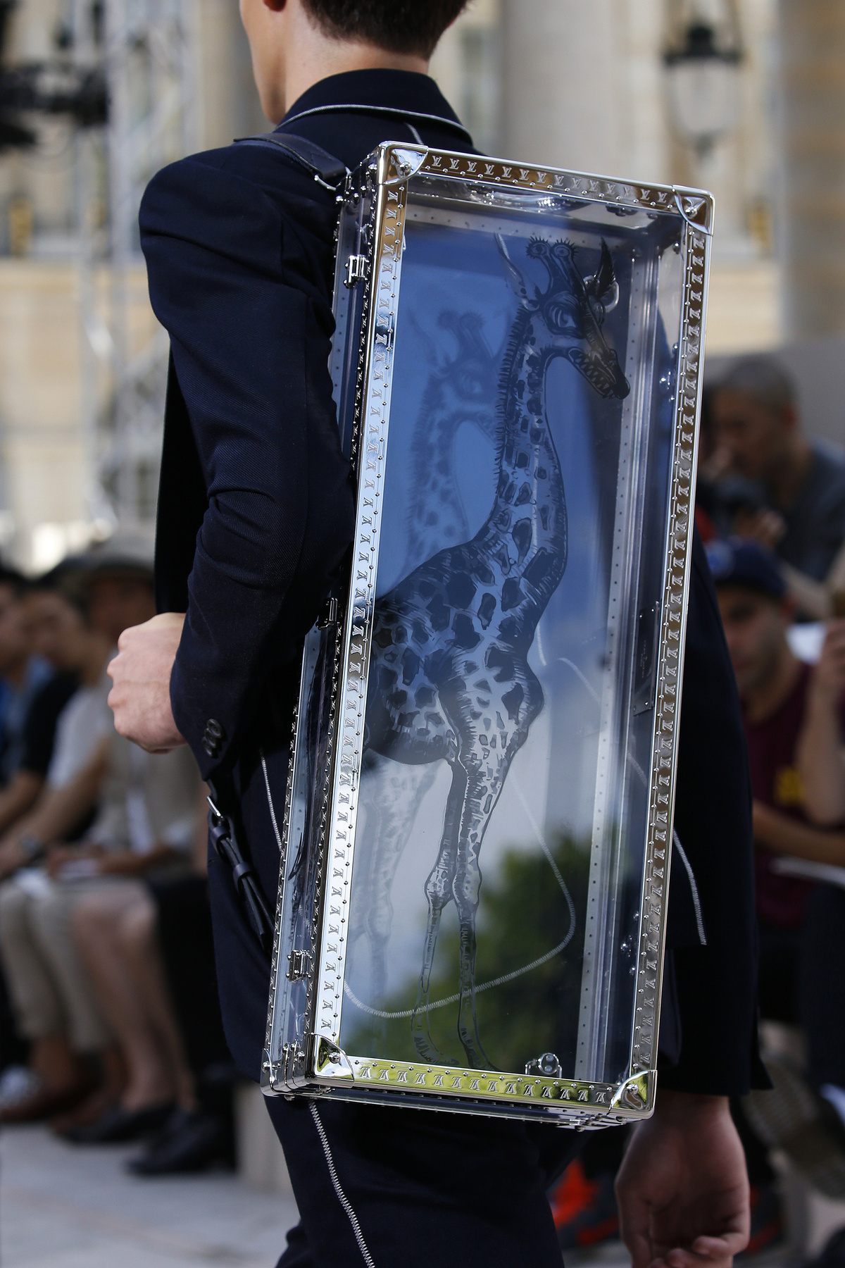 Ez pedig az egyik kedvenc táskánk a Louis Vuitton bemutatóról. Valószínűleg nem fog szembejönni velünk az utcán.