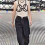 Hám-szerű kiegészítő és bő nadrág a Dior Homme  kollekciójában.