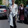 A Kabuki Paris stylistja, Elina Halimi egy földig érő nadrággal dobta fel a hosszított fazonú ingruháját Milánóban.