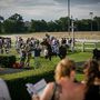 A versenyek összes lovát tapssal várják a pálya melletti zöldterületen, hát még a győzteseket!