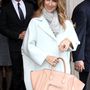 A Céline 'Phantom Luggage Tote' fantázianéven futó rózsaszín bőrtáskájáért 728 ezer forintot fizetett az énekesnő.


