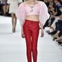 Hasvillantós pink felső piros csőnadrággal Giambattista Valli haute couture kollekciójában.