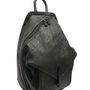 Az aszimetrikus formát kapott cipzáras hátizsák fekete és fehér színben is kapható. A Koenji táskáért 83.510 forintot kérnek.


