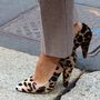 A másik sztárblogger, Olivia Palermo simán felvesz egy leopárdos cipőt a tyúklábmintás nadrághoz. És milyen jól teszi!