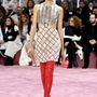 Piros combcsizma lakkból és 'Pretty woman' ruha a Dior 2015-ös haute couture kollekciójában.

