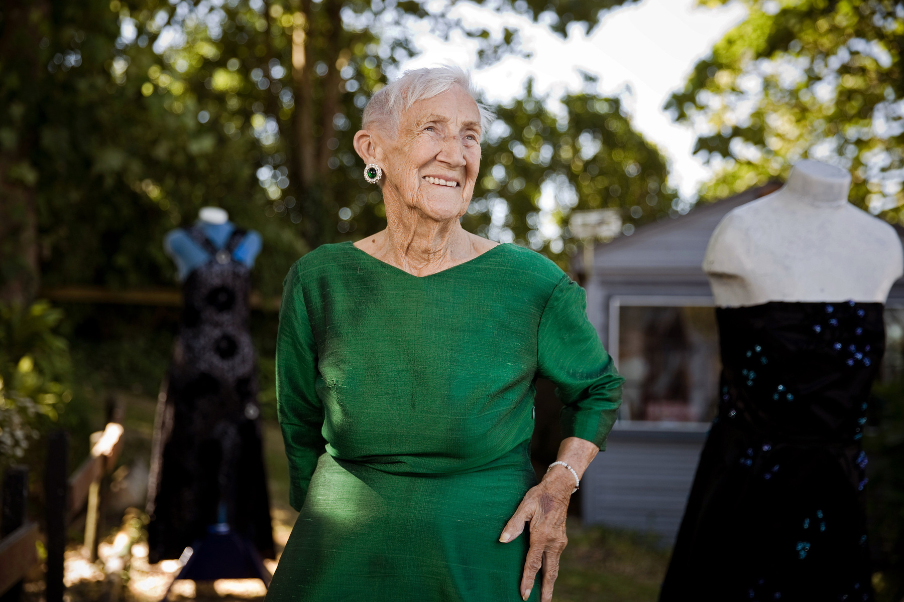 Hiába, hogy 101 éves, a varrást nem akarja abbahagyni, ezért nemrég vásárolt egy varrógépet. Igaz már leginkább csak a családtagjainak varr. Reméljük még sok ruhát készít az ükunokáknak. 