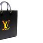 Az 1940-ben született olasz művész, Fabrizio Plessi is tervezett táskát a Louis Vuittonnak.


