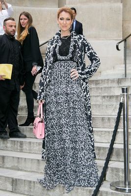 Ebben a mesés ruhakölteményben jelent meg a párizsi Giambattista Valli haute couture shown Párizsban.


