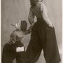 A brit színész- és énekesnő, Gertie Millar egy századeleji képeslap elején pózolt buggyos nadrágban.

