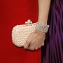 Nicole Kidman gyöngyház táskája tökéletesen passzolt a karkötőjéhez a 79.Academy Awardson.


