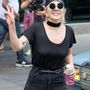 Lady Gaga nyakörv nyakláncban, egyszerű pólóban és farmerben New Yorkban.