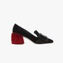 Nemcsak nekünk nagy kedvencünk a Miu Miu bársonysarkú csatos cipője, de a Vogue.com Fashion News részlegének vezetője, Chioma Nnadi is imádja. Az elegáns lábbeliért sajnos 233 ezer forintot kérnek az olasz márkánál.