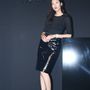 Az ismert modell, Liu Wen fehér körömcipővel viselte a fekete lakk szoknyát és felsőt Sanghajban.


