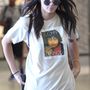 Kendall Jennernek egyébként nemcsak metálos pólói vannak, a modell beszerzett egy John Lennon felsőt is. 