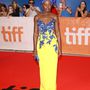 Lupita Nyong'o a House of Herrera sárga-kék estélyiruháját választotta az eseményre.


