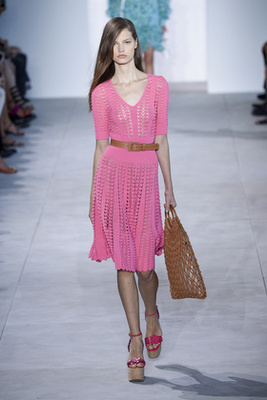 Ejtett vállú rózsaszín ruha Oscar de la Renta kollekciójában.