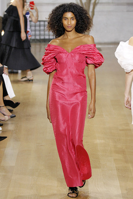Ejtett vállú rózsaszín ruha Oscar de la Renta kollekciójában.