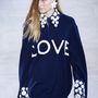 LOVE feliratos pulóver Michael Kors kifutóján.