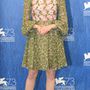 A La La Land főszereplője, Emma Stone ebben a zöld-rózsaszín virágos Giambattista Valli egyrészesben promotálta filmjét.


