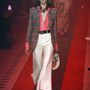 Kockás zakóban, rózsaszín blúzban és fehér pantallóban jár egy Gucci-rajongó 2017 nyarán.
