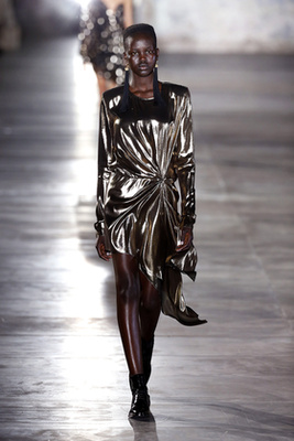 Ez az ezüstruha az egyik kedvencünk a Louis Vuitton kollekcióból.