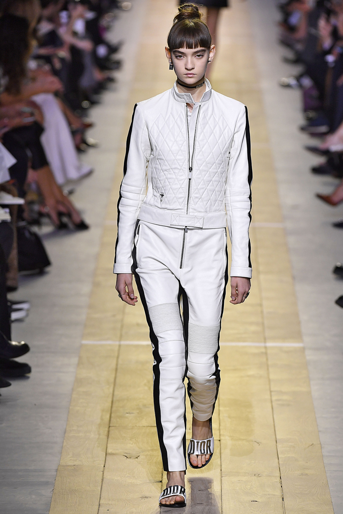 Ez az ezüstruha az egyik kedvencünk a Louis Vuitton kollekcióból.