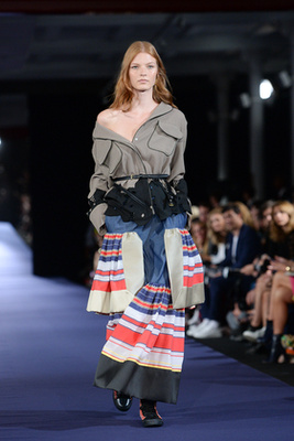 Bernát Bianca ezt a 90-es évek stílusát idéző ruhát mutatta be a LaQuan Smith shown New Yorkban.



