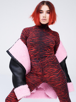 Szűkített fazonú színes pulóver tigrissel a Kenzo kollekciójában.