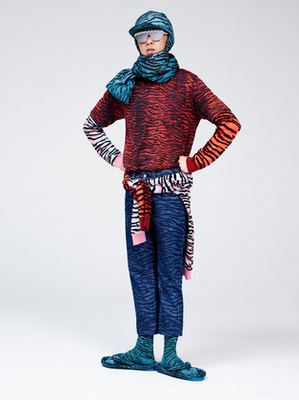 Szűkített fazonú színes pulóver tigrissel a Kenzo kollekciójában.
