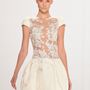 Falatnyi, drágakövekkel kirakott menyasszonyi ruha a Mark Zunino For Kleinfeld bemutatón New Yorkban.