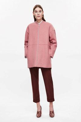 A rózsaszín viharkabát 14.990 forintba kerül a H&M-ben.