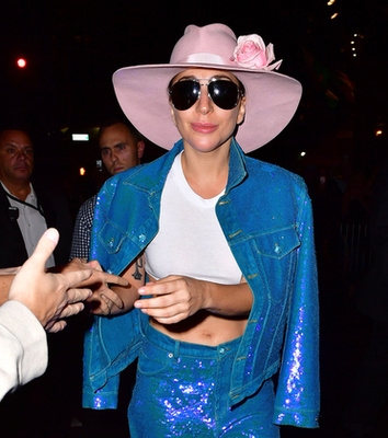 Hiszen a rózsaszín kalap az nem egy egyszerű kalap. Az Lady Gaga megújult egyénisége. 
