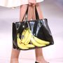 A banános táskát is Charlotte Olympia tervezte.