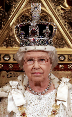 A Kent ékszergarnitúra: ez a királyi család egy legjelentősebb ékszer kollekciója, mivel már Viktória királynő anyja is viselte az ametiszt nyakláncból, fülbevalóból, három melltűből és egy pár hajtűből álló szettet.