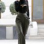 Kendall Jenner is garbónyakú minipulcsival kapta fel a fűzőt, a szettet pedig egy bő szabású katonazöld nadrággal egészítette ki.