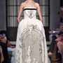 Így néz ki egy Schiaparelli haute couture estélyi ruha napjainkban.

