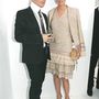 Melania Trump bézs Chanelben pózolt Karl Lagerfelddel a 2004-es Chanel haute couture bemutatón Párizsban.


