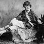 A divattervező, Dolly Tree 1925-ben pózolt együtt a képregényhős macskával, Corkyval.

