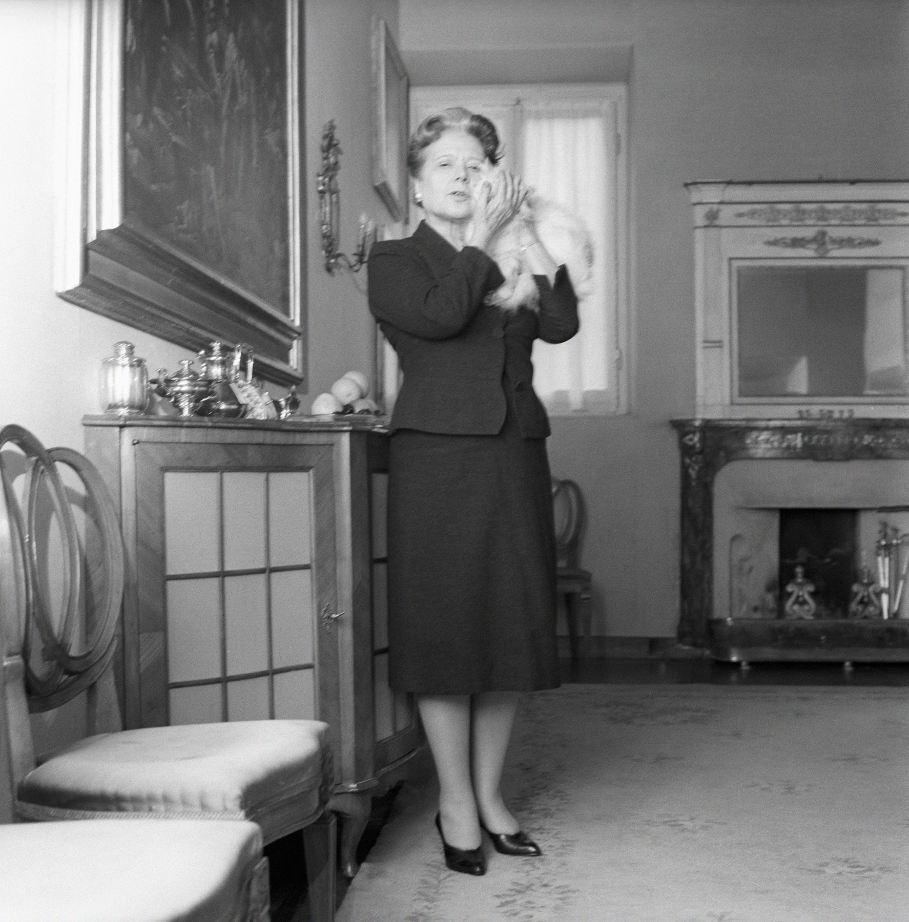 Az olasz írónő, Anna Banti és macskája 1962-ben.

